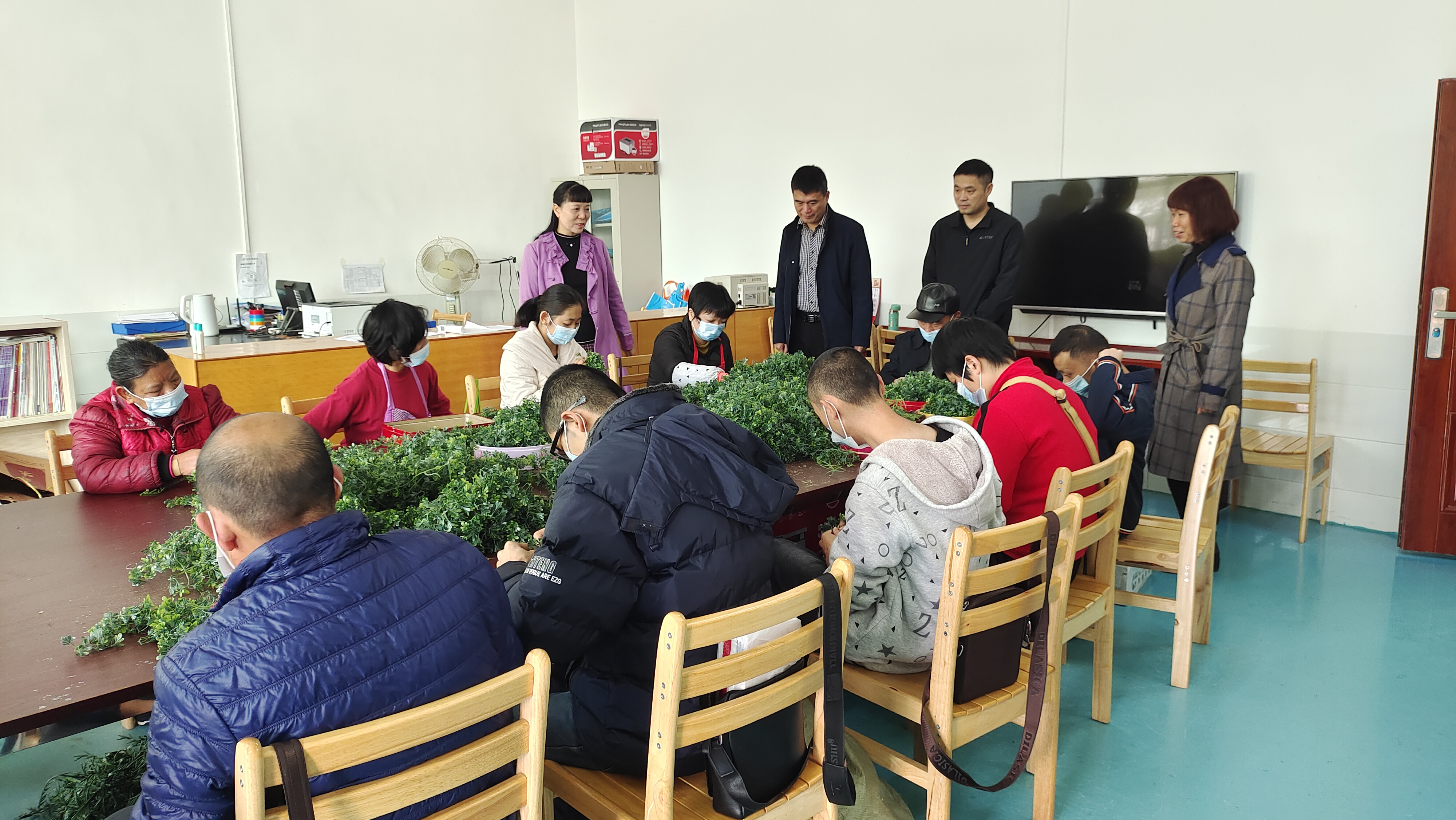 图为调研城中社区康园中心残疾人辅助就业情况.jpg