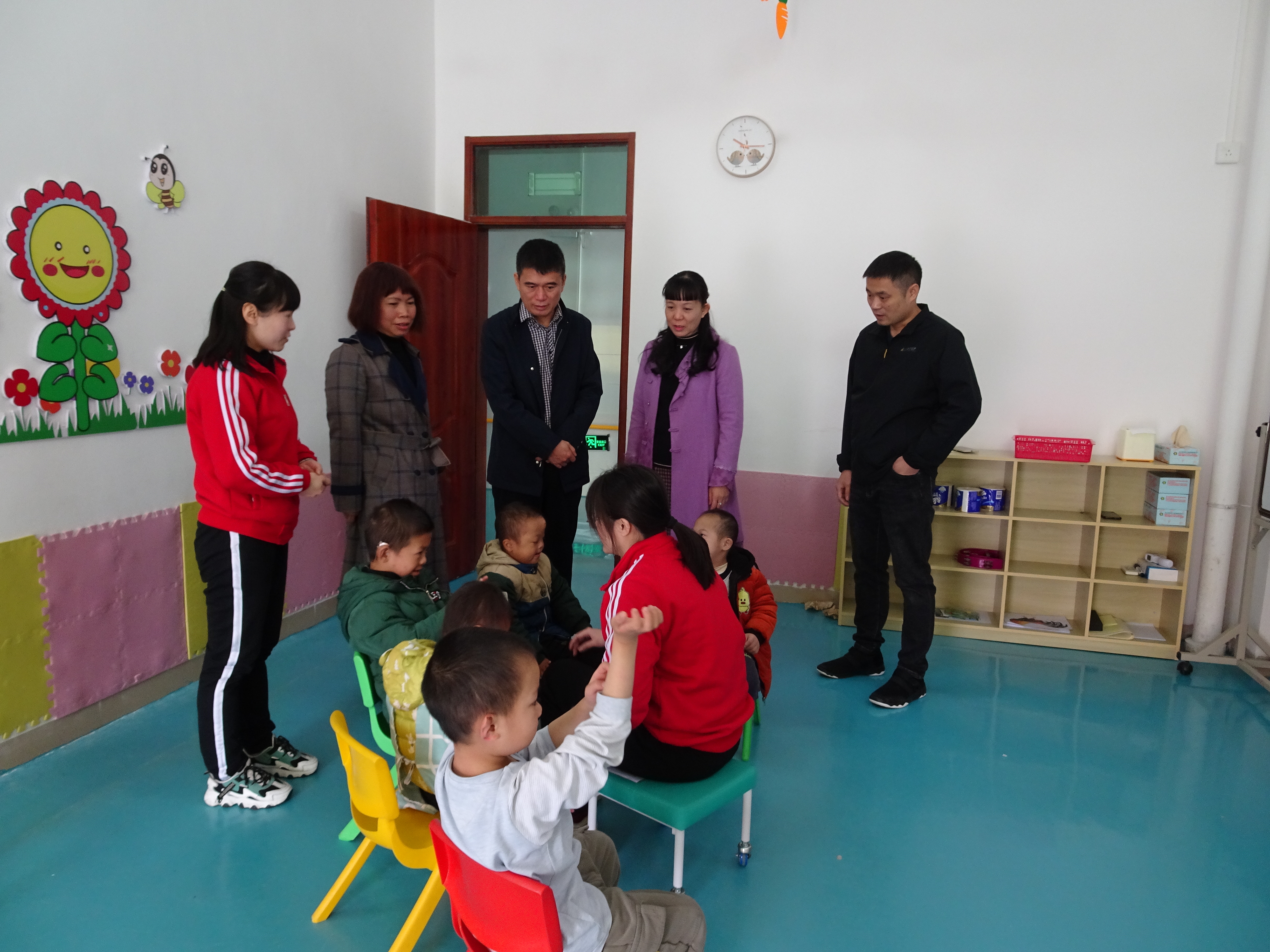 图为调研残疾儿童康复教育中心幼儿康复训练情况.jpg