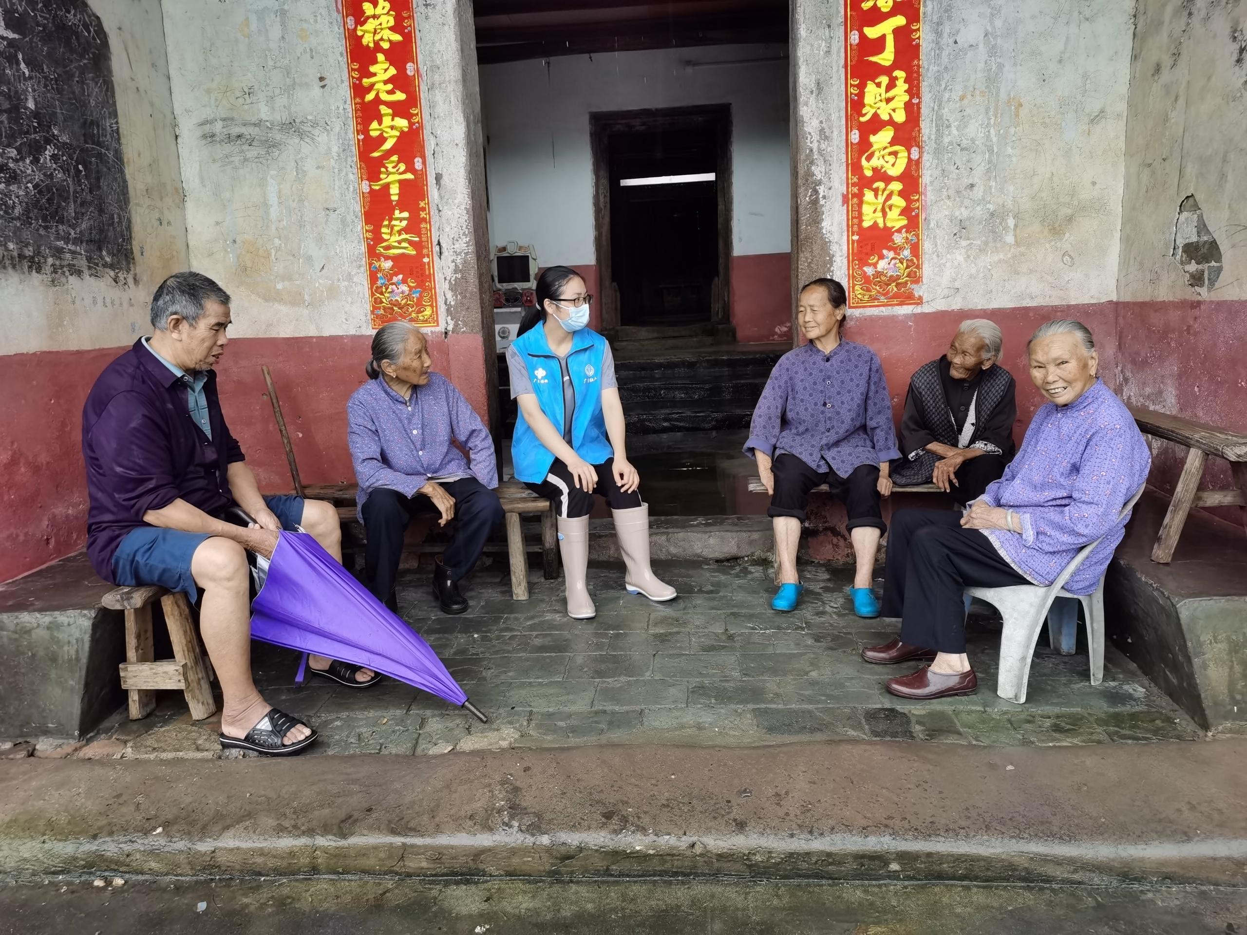 城南镇社工站劝导老年人注意安全，防止滑倒.jpg
