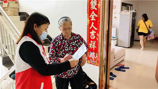 图四 入户宣传.jpg
