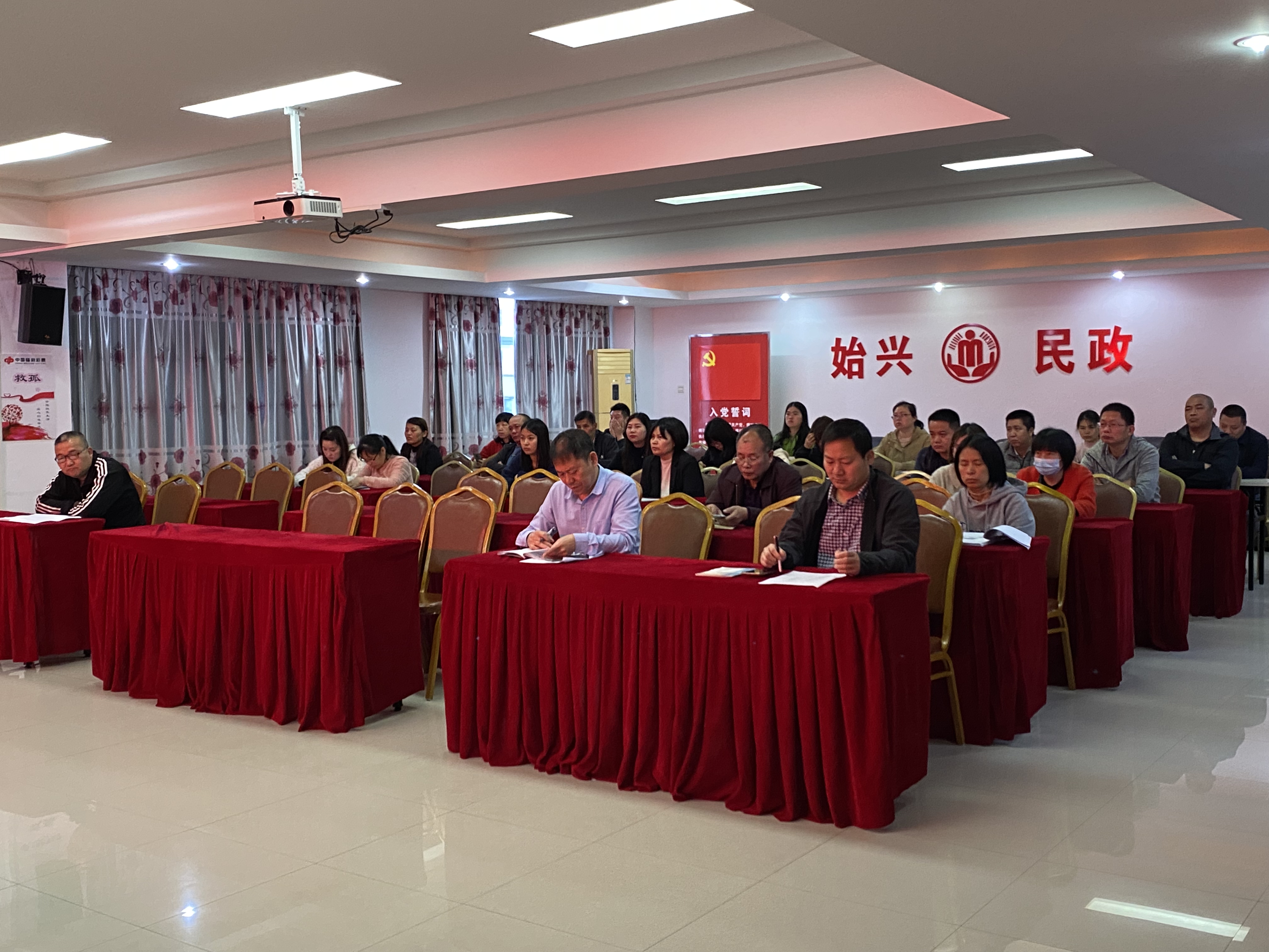 4月10日，县民政局全体干部职工参加退役军人政策学习.jpg