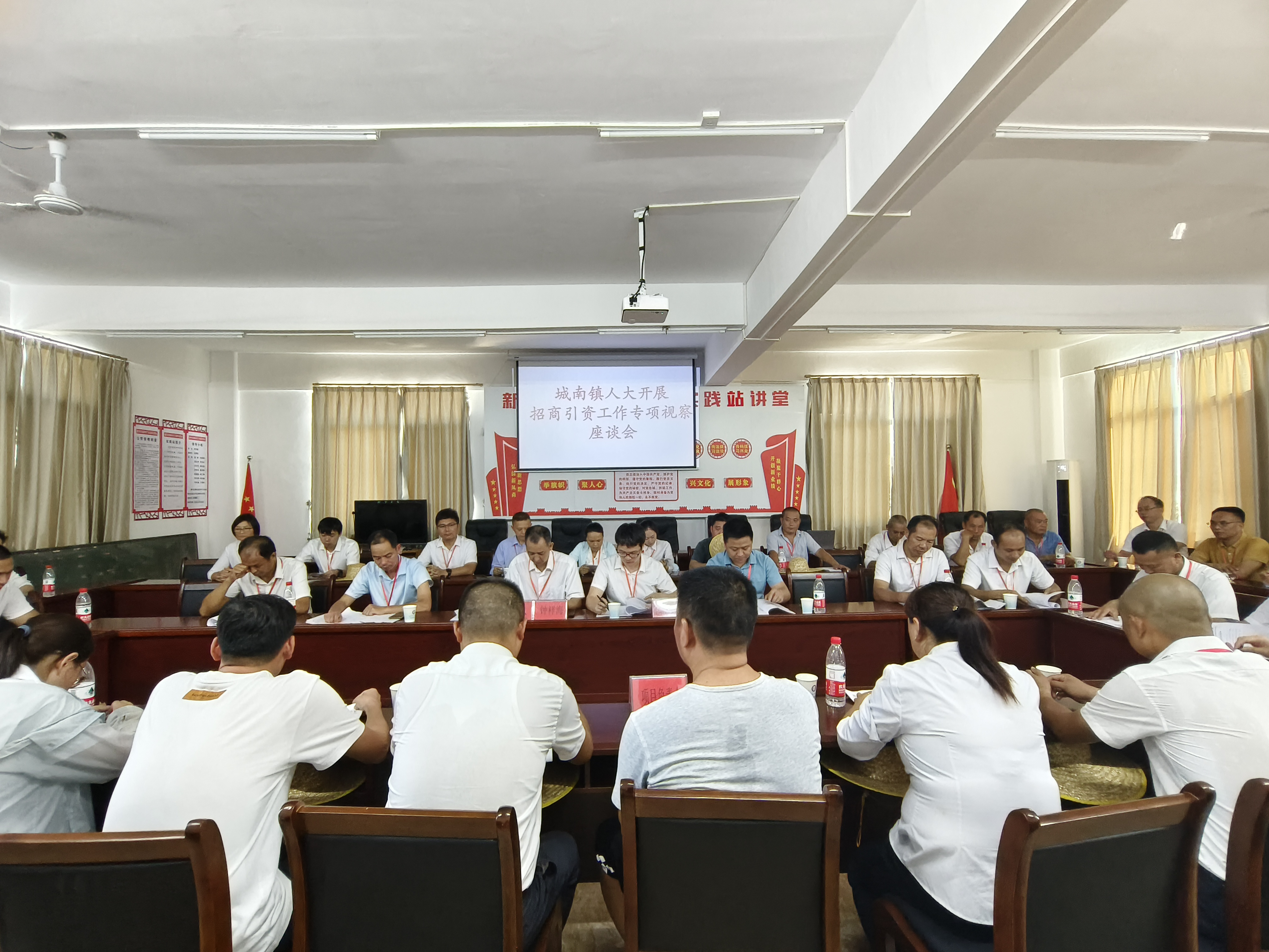 座谈会.jpg