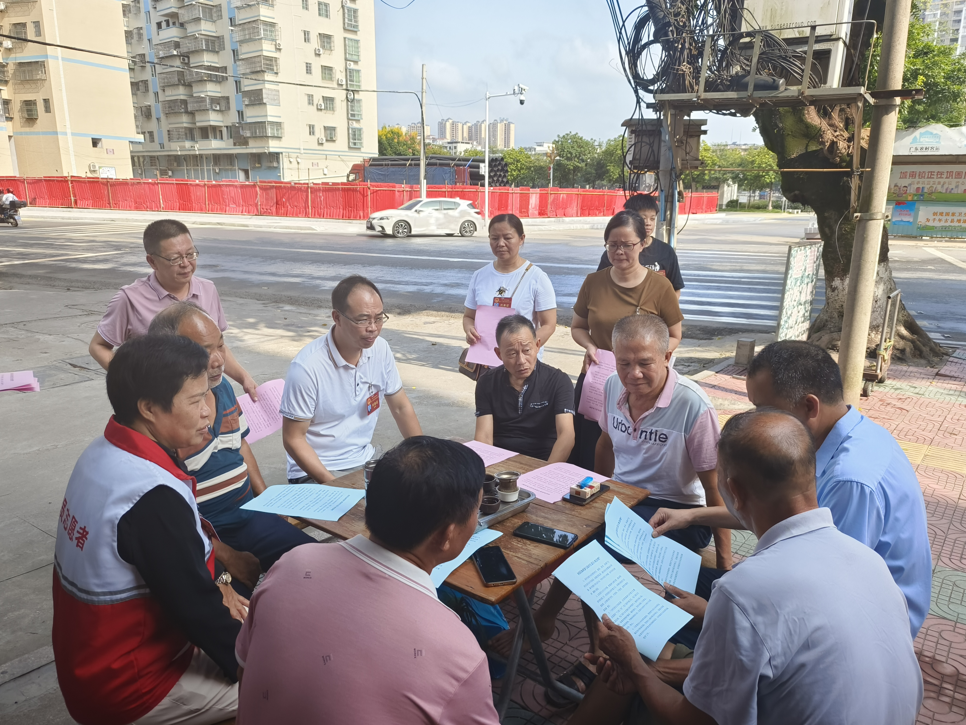 社区居委会人大代表联络站代表移动小课堂（陈春香拍摄）(1).jpg