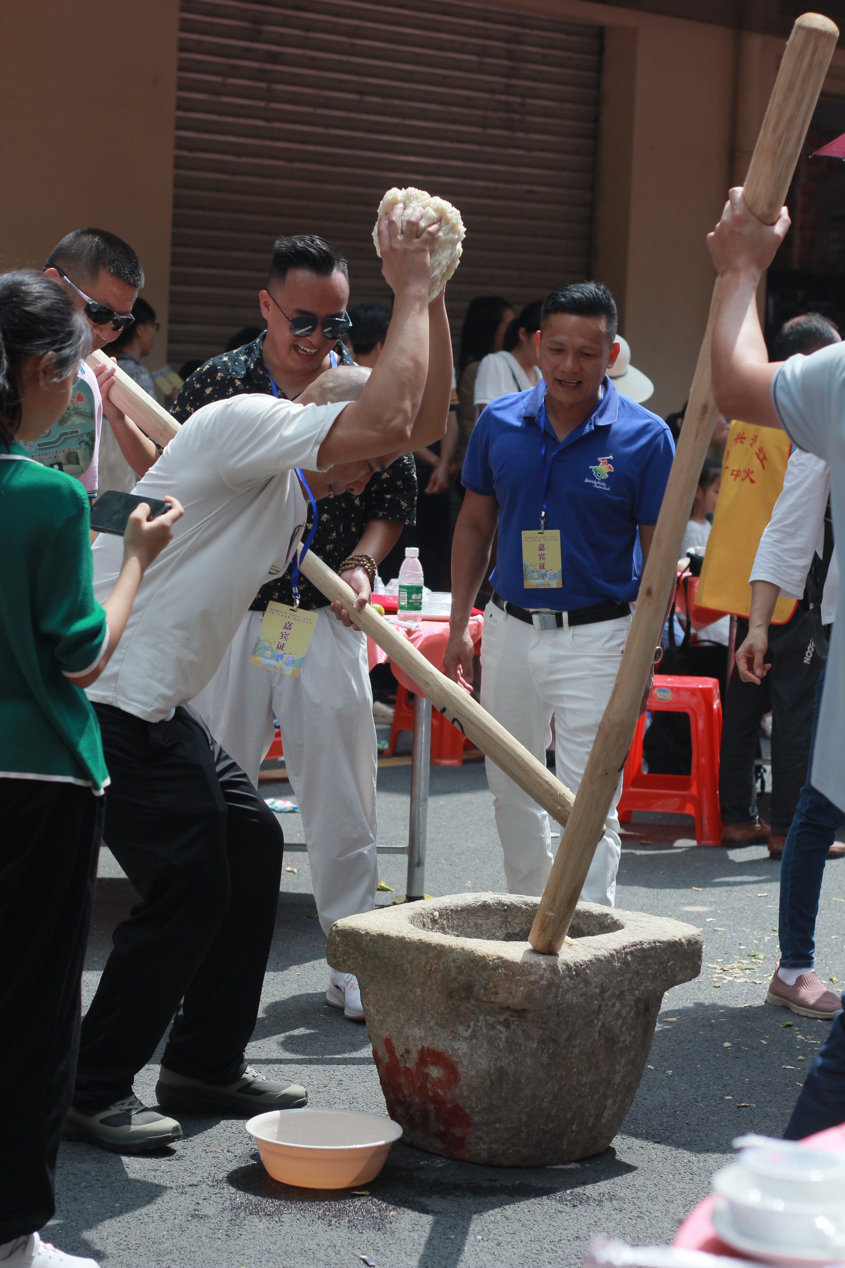 群众体验舂麻糍（欧介新摄）_proc.jpg