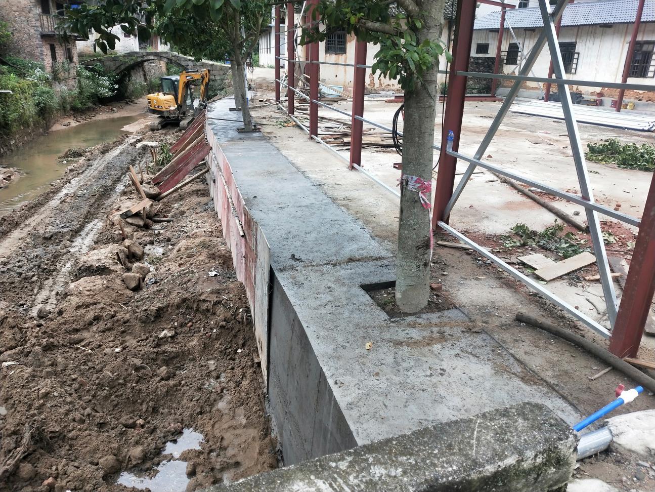 澄江镇方洞村修建河堤.jpg