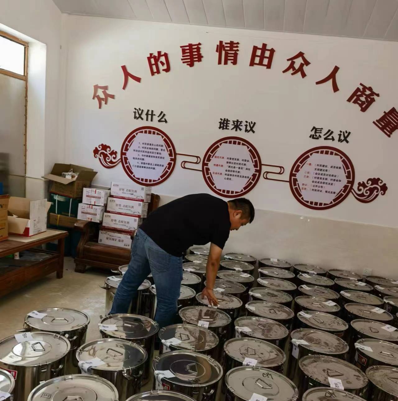 邓海梦检查养蜂基地蜂蜜密封保存情况.jpg