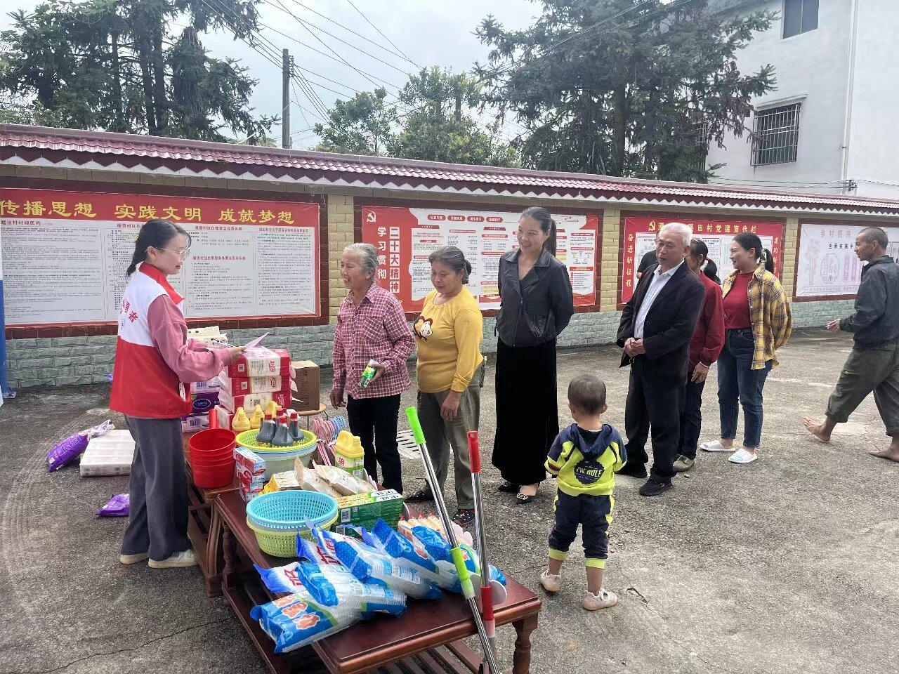 澄江镇暖田村村民参与积分赋能工作制度积分兑换现场（雷海洪摄）_proc.jpg