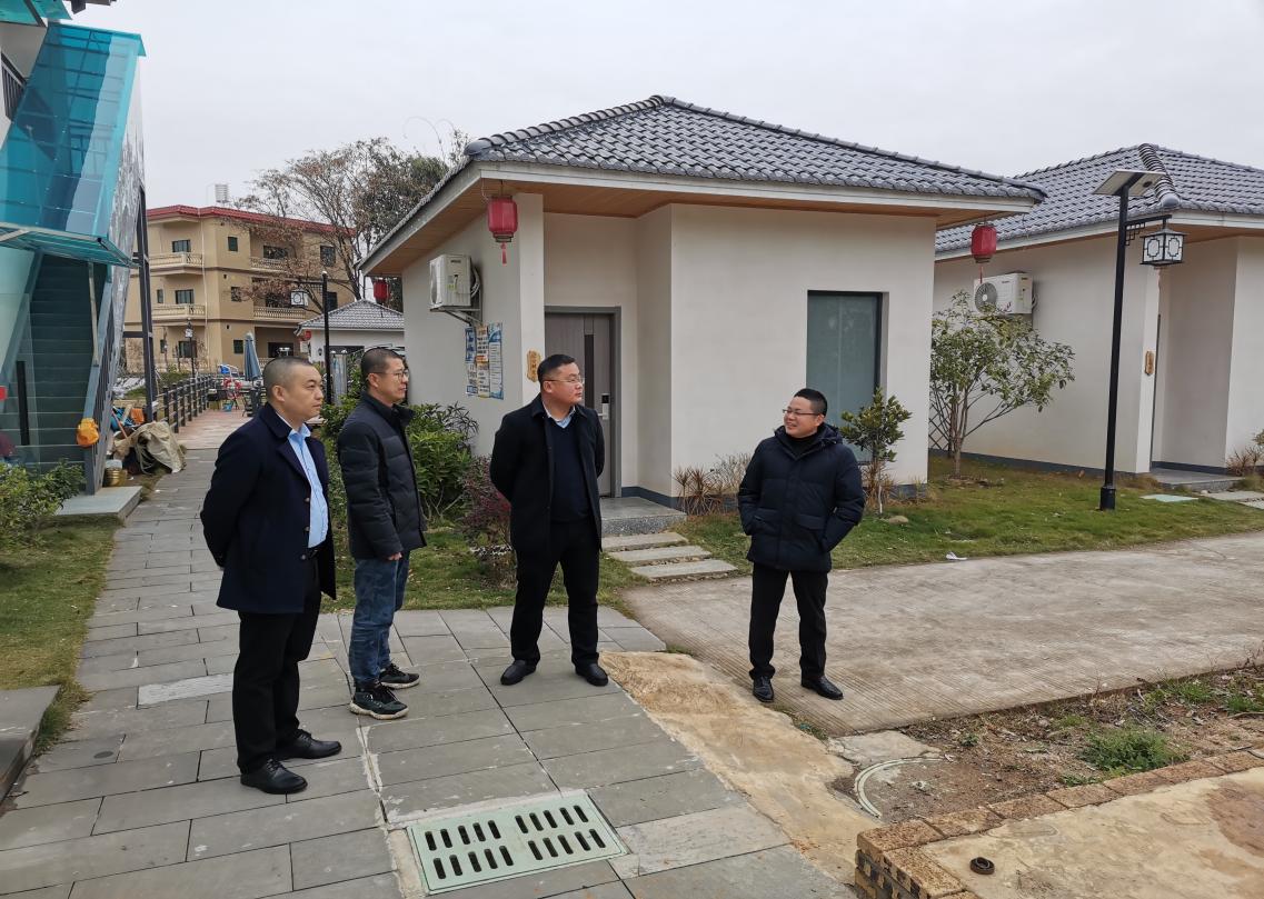 县代表王建明到水榭民宿了解相关情况.jpg