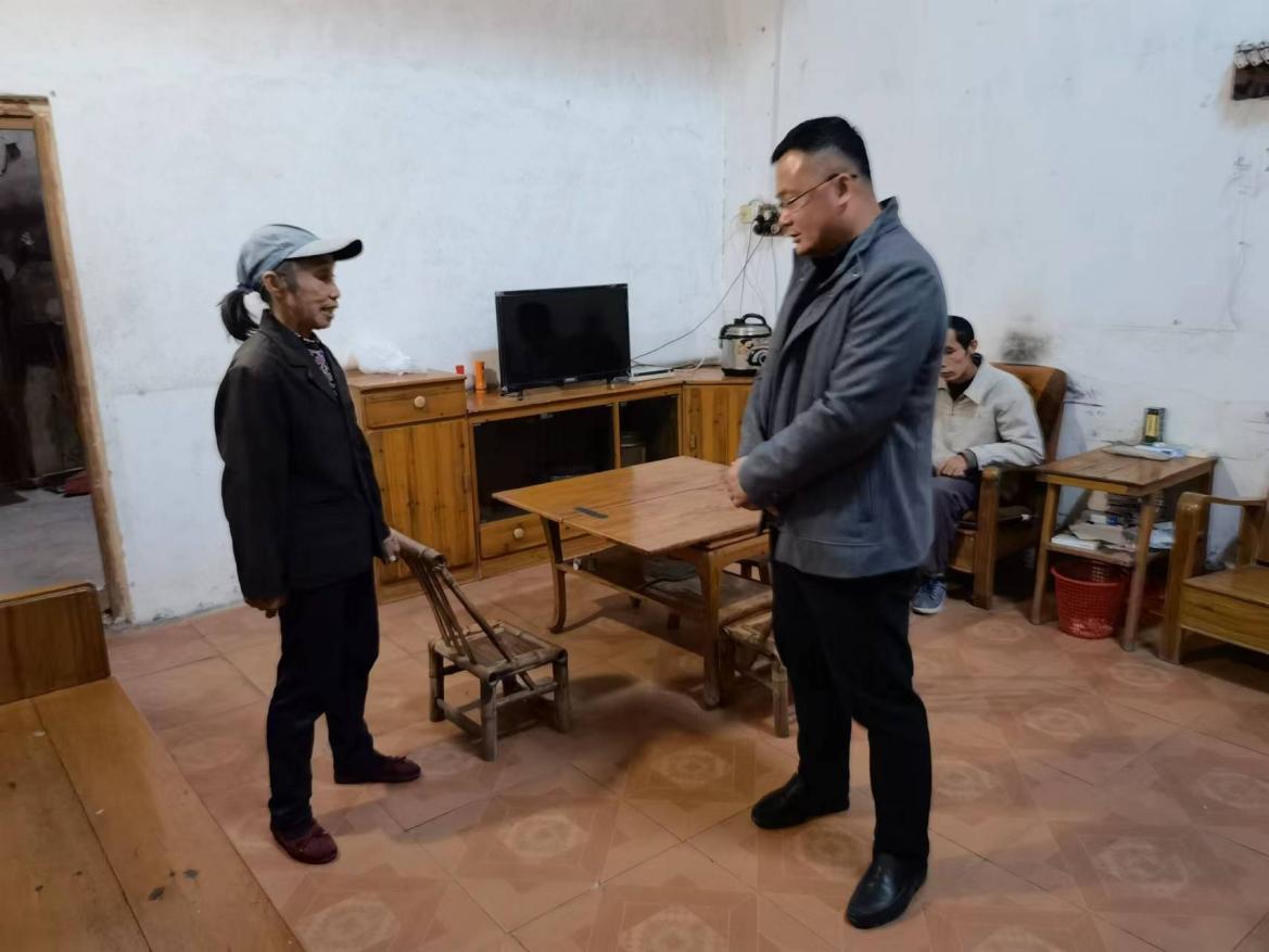 　　　县人大代表王建明走访群众，了解其生产生活情况.jpg