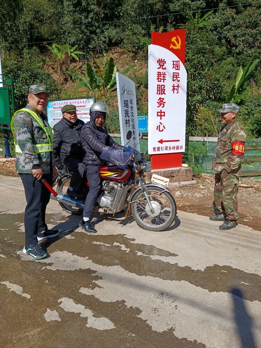 图为邵书华同志接送晁程保老人去县城的医院看病_proc.jpg