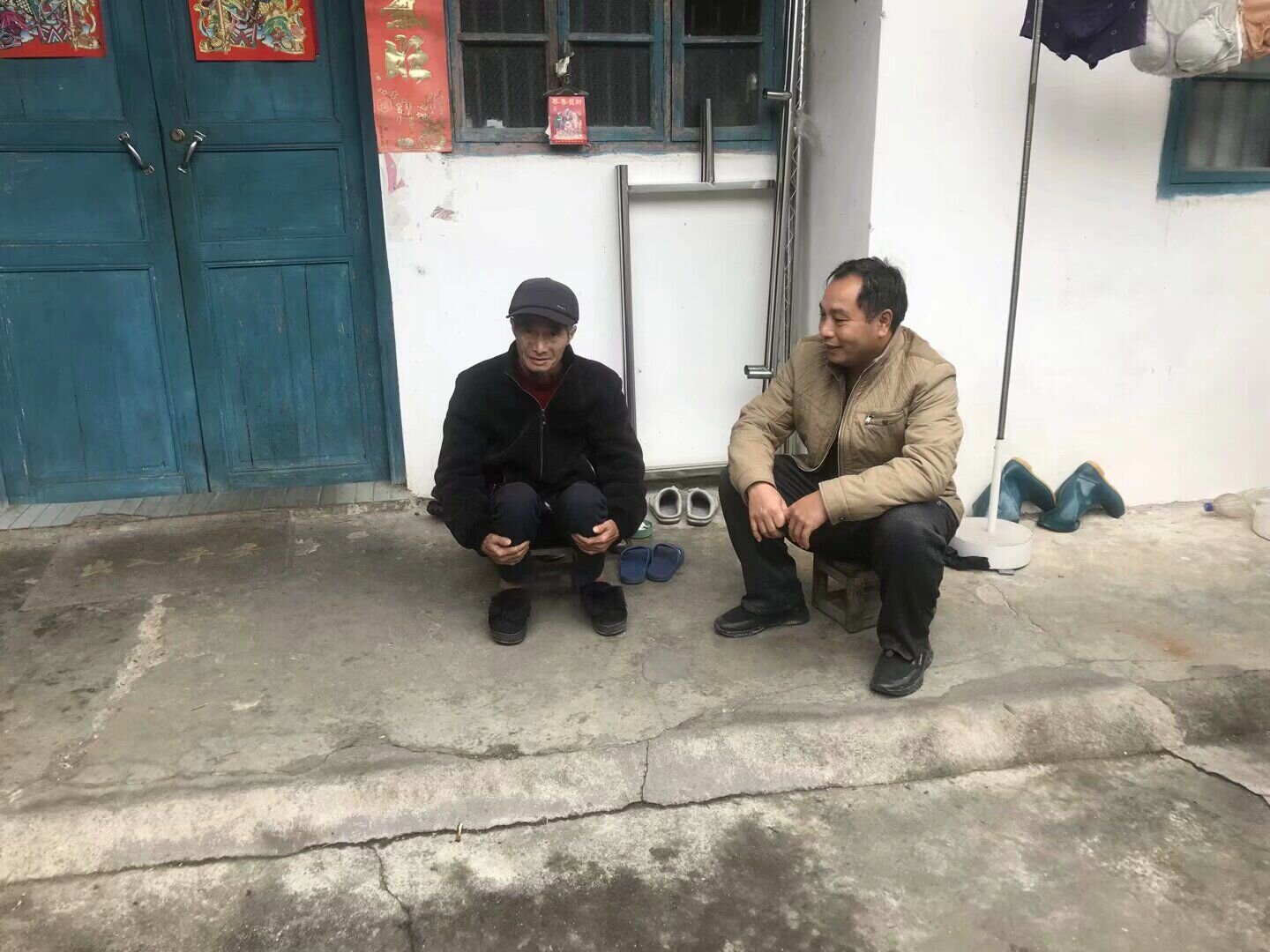 图为邵书华同志与村民积极沟通拆除破旧泥砖房事宜_proc.jpg