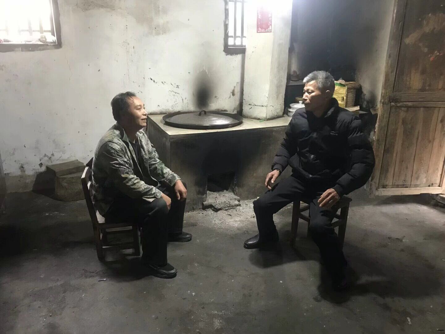 图为邵书华同志主动跟村民沟通调解巷道硬化占地事宜。_proc.jpg