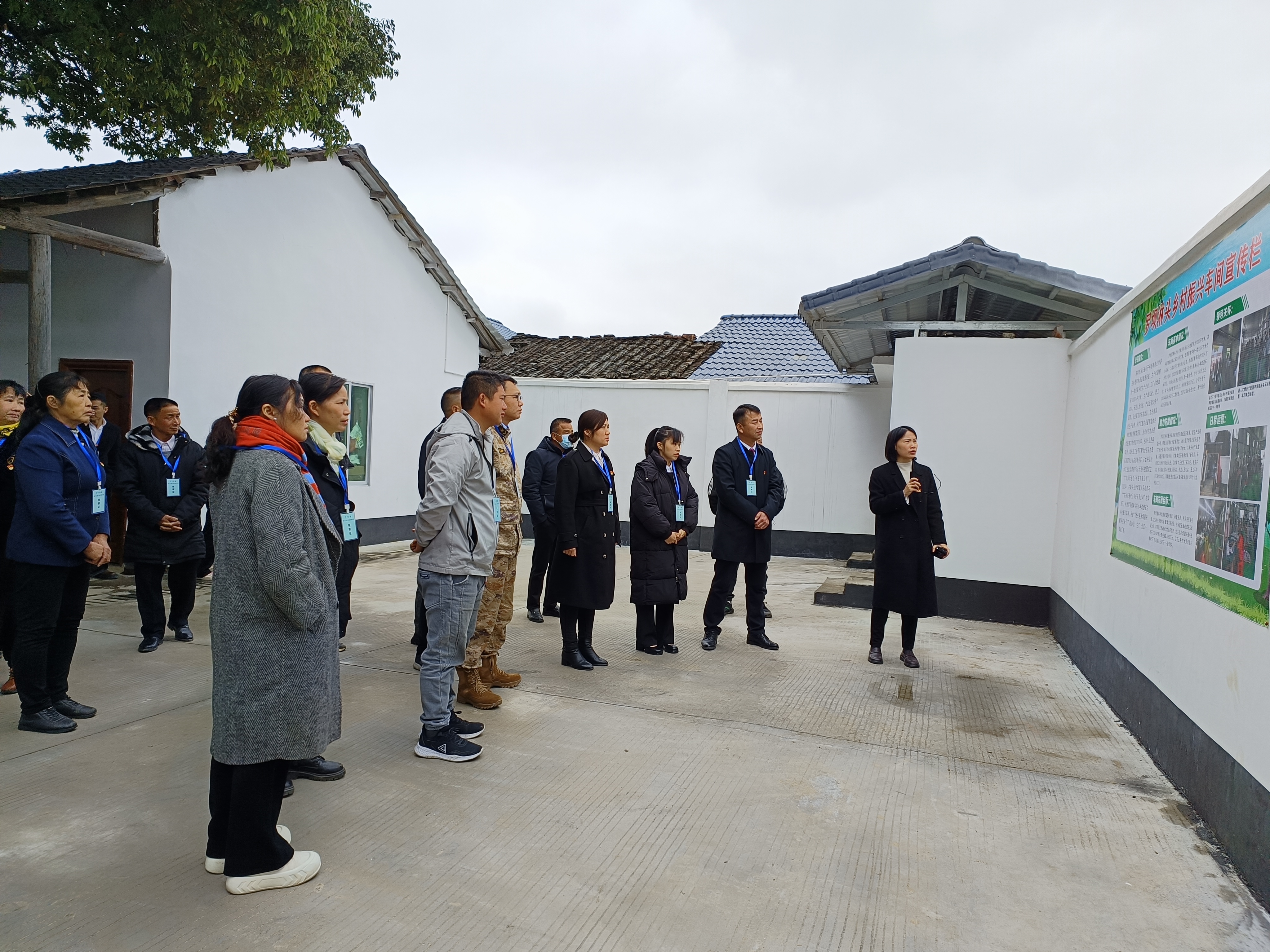 图3为：罗坝镇人大代表视察乡村振兴车间(1).jpg