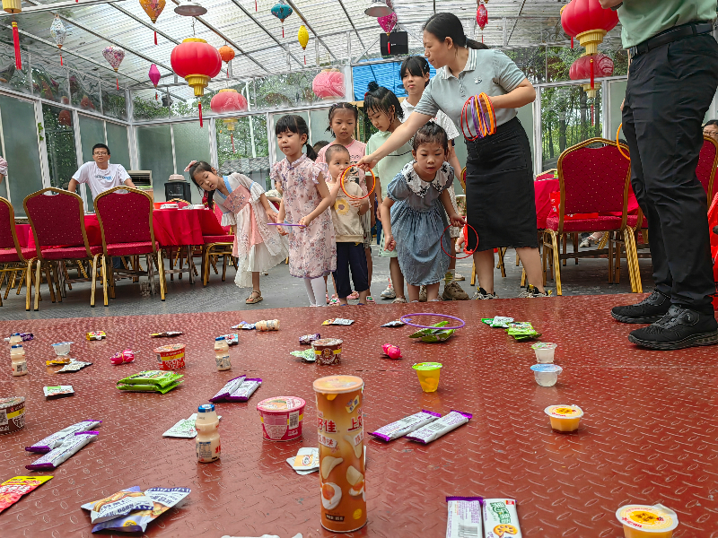 孩子们玩“套圈圈”游戏2.jpg