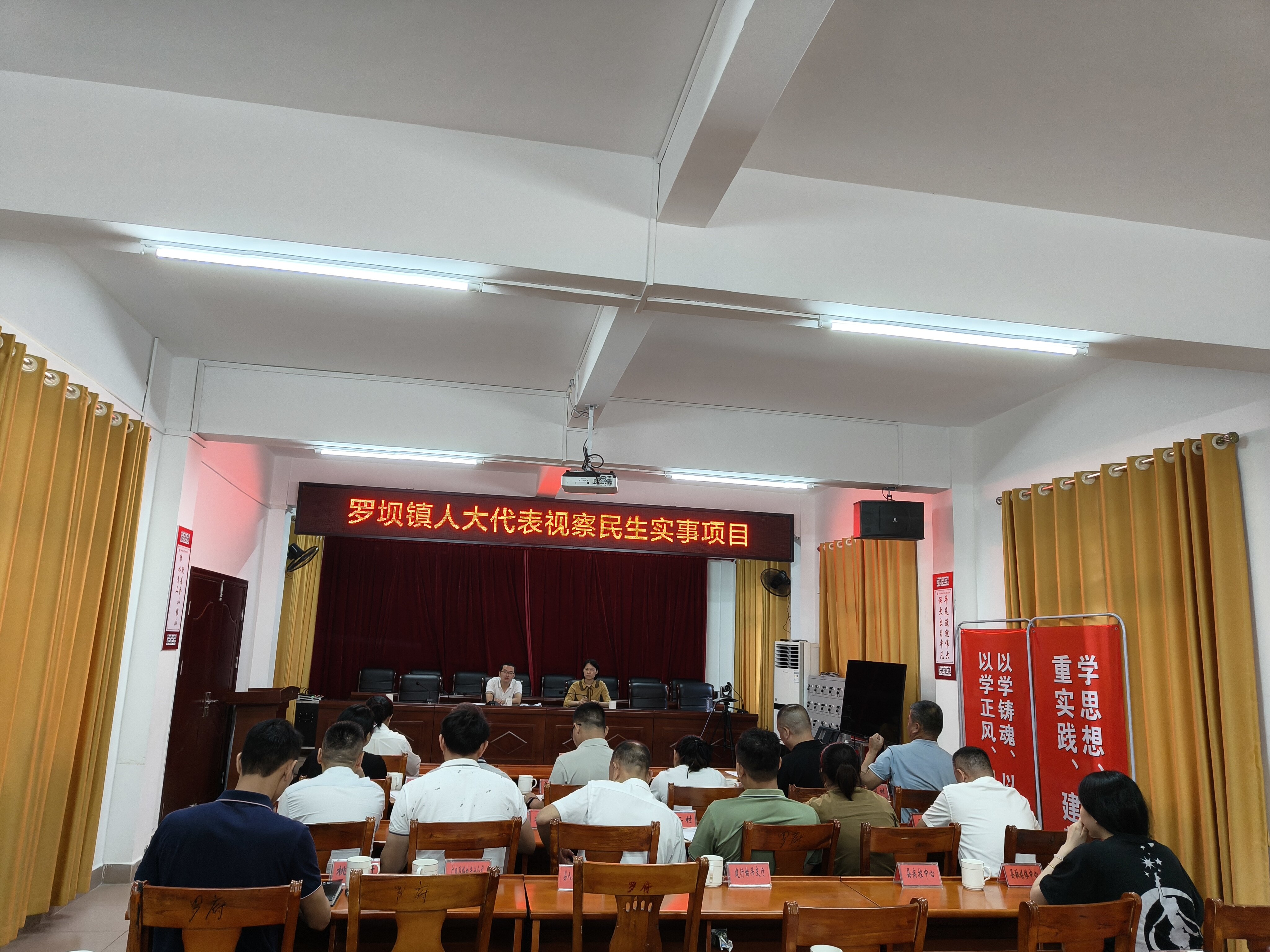 图为：罗坝镇人大代表对民生实事项目进行探讨交流_proc.jpg
