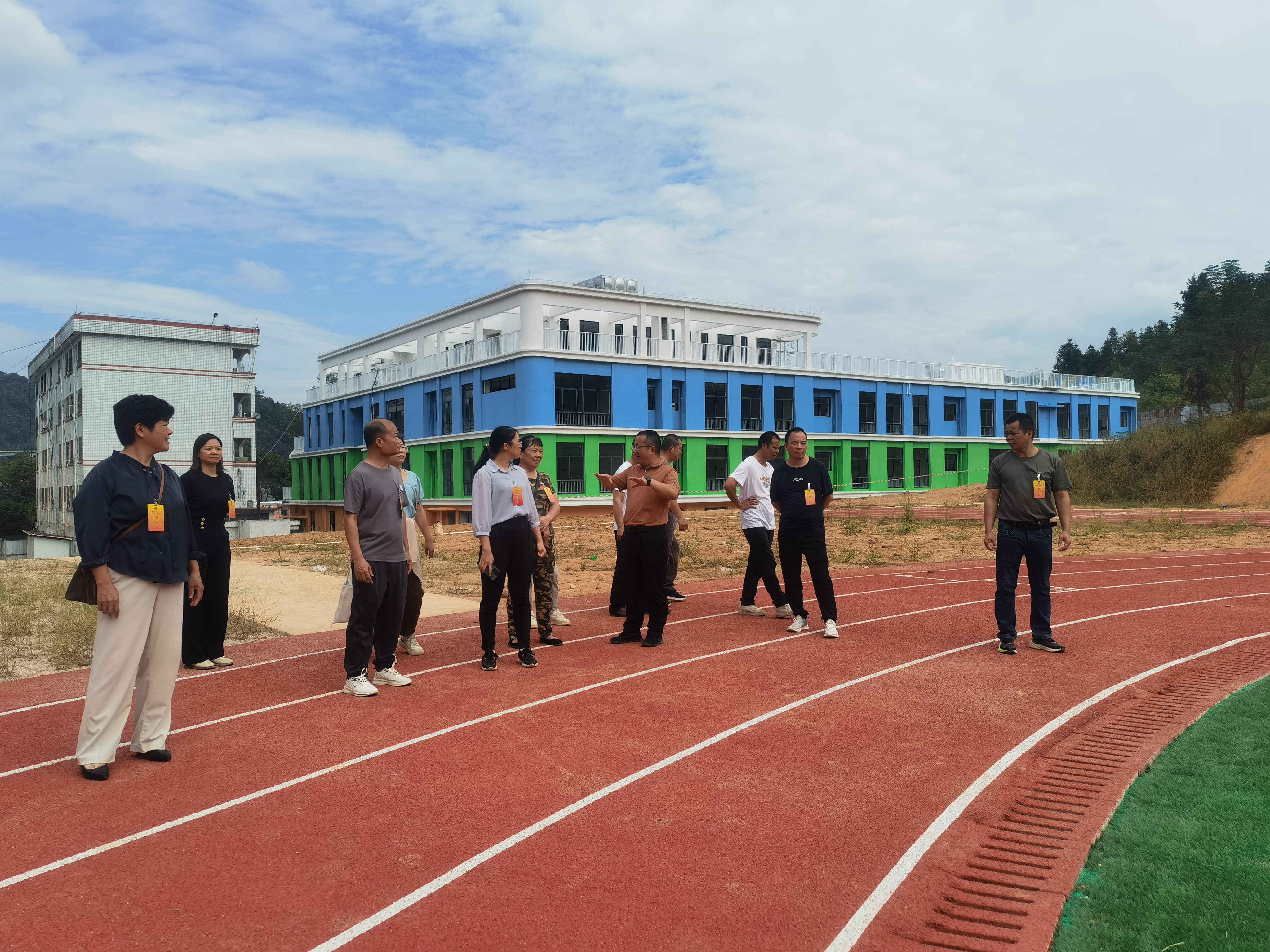 1视察赓靖学校足球场项目_proc.jpg