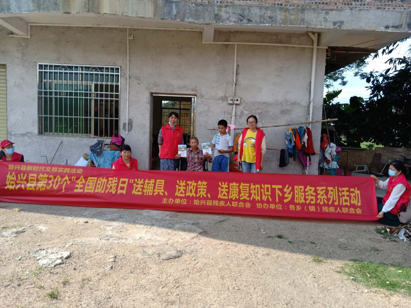 图为入户宣传为残疾人送轮椅、送政策、送康复知识.jpg
