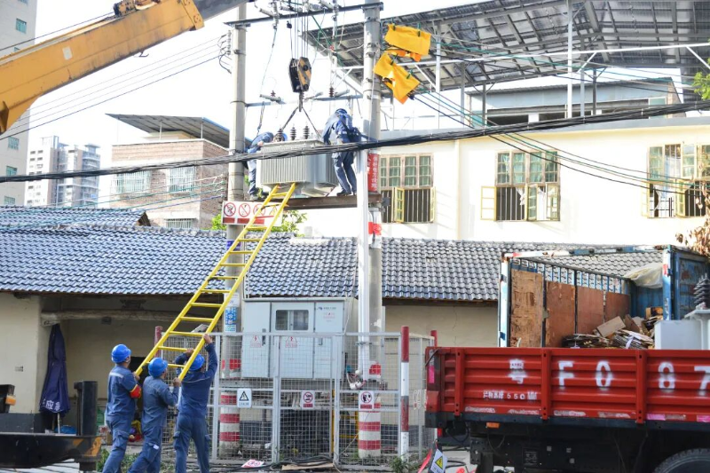9月22日,为抢抓台风灾前的黄金窗口,南方电网广东韶关始兴供电局对排查的隐患台变进行更换消缺 黄少康摄 (2).JPG