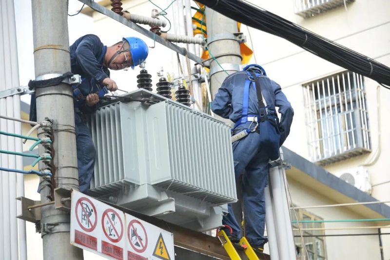 9月22日,为抢抓台风灾前的黄金窗口,南方电网广东韶关始兴供电局对排查的隐患台变进行更换消缺 黄少康摄 (3).JPG