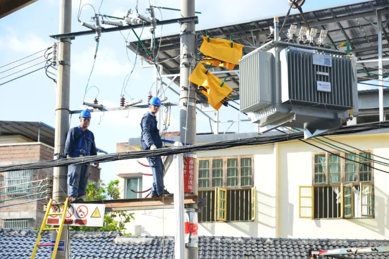 9月22日,为抢抓台风灾前的黄金窗口,南方电网广东韶关始兴供电局对排查的隐患台变进行更换消缺 黄少康摄 (4).JPG