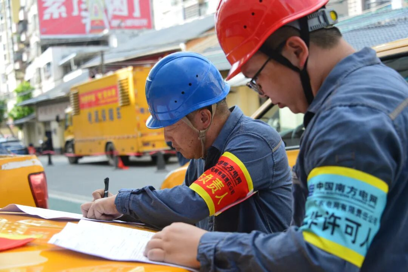 9月22日,为抢抓台风灾前的黄金窗口,南方电网广东韶关始兴供电局对排查的隐患台变进行更换消缺 黄少康摄.JPG