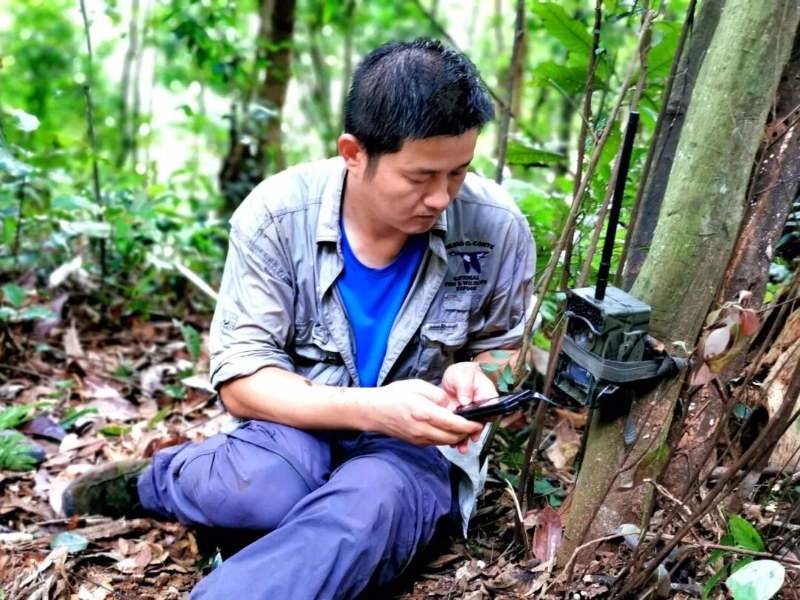 束祖飞在车八岭世界生物圈保护区布设红外相机(车八岭保护区 供图).jpg