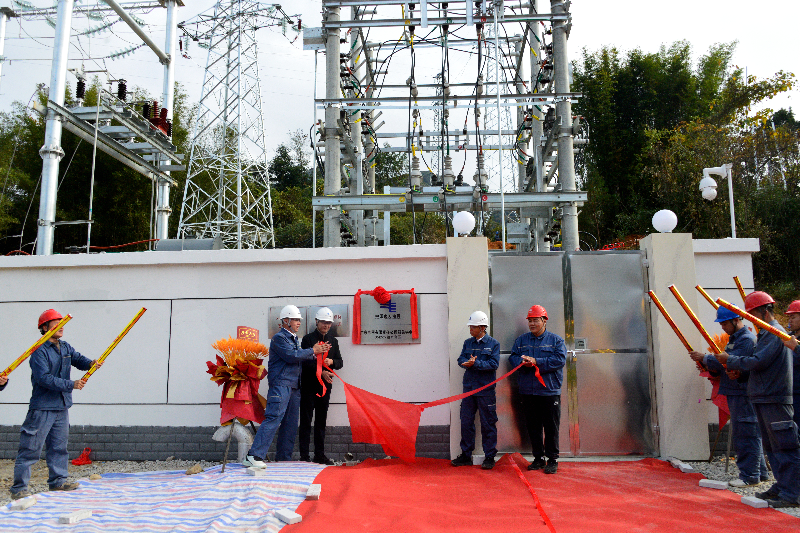 12月1日韶关始兴县深渡水瑶族乡首座35千伏变电站正式建成投运,彻底结束了该乡仅靠长距离10千伏线路供电的历史。(黄少康 摄).JPG