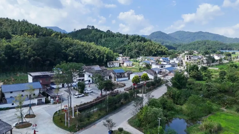 基础设施“升级” 镇村面貌焕新颜.jpg