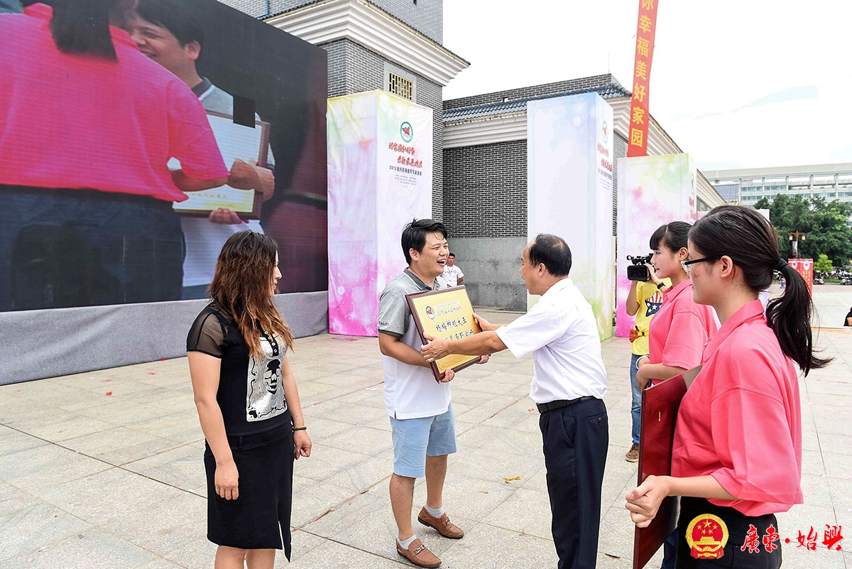 县政协主席赖根向获奖种植场颁发奖项