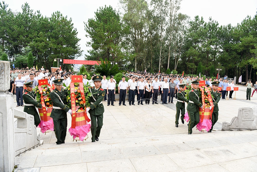 我县举行烈士纪念日公祭活动