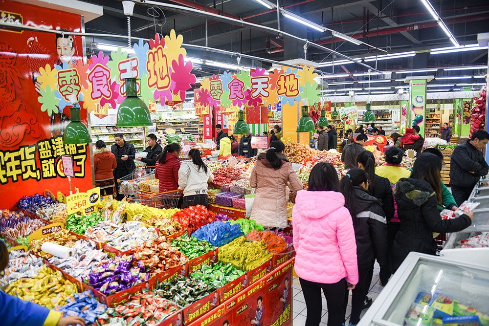 花生、瓜子、开心果、松子等休闲食品作为年货的必需品，提前进入销售旺季。