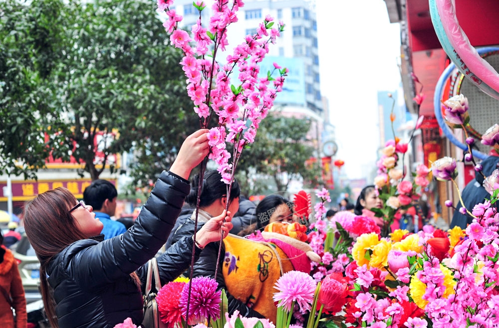 为迎接新年的到来，不少市民喜欢在家里摆上几盆花卉苗木，增添节日气氛。