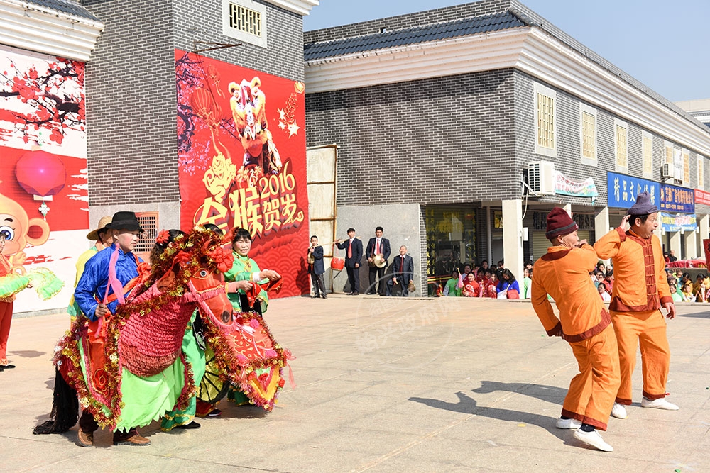 隘子舞阿妹，是流行于我县清化地区的一种民间歌舞，舞蹈者带着人们的美好祝愿到群众中表演，在舞中主要反映农事活动，表演生动诙谐，深受广大群众的欢迎。