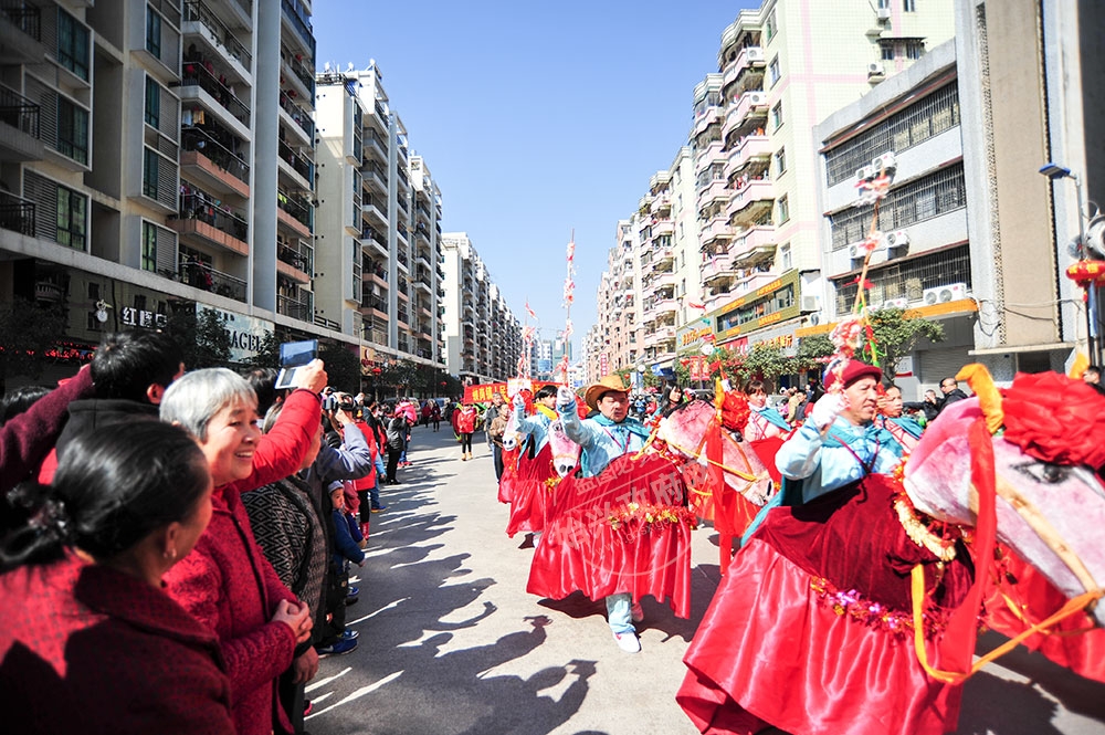 司前镇表演的《舞纸马》，是流行在我县司前、隘子地区的一种民间艺术，人们常在春节期间举行，以表现人们对生活的美好祝愿，并希望在新的一年里万事如意、马到成功！