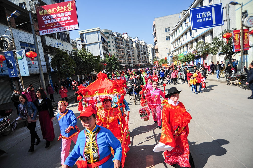 城南镇表演的《钱叉舞》是我县的一种民间舞蹈，它以简练的动作，多变的队形，表现欢乐的情感，给人以美的享受。