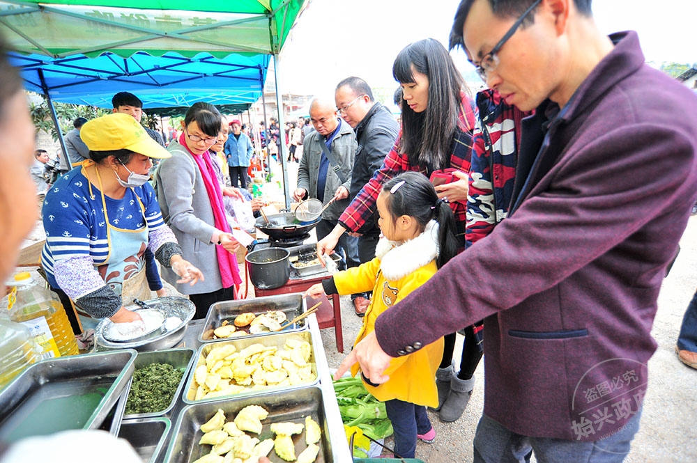 现场更有当地特色小吃品尝