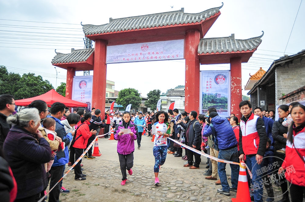 这次围楼文化节与定向联赛一同进行，是一次文化、旅游、体育融合发展的创新形式