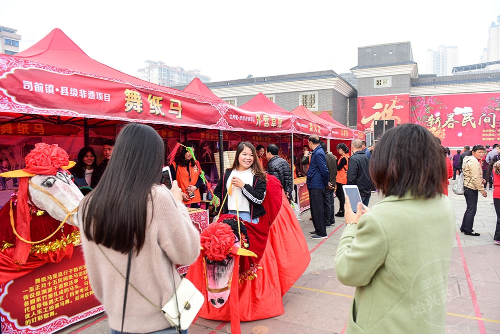 非遗民俗及民间艺术手工艺品展示，图为市民现场体验